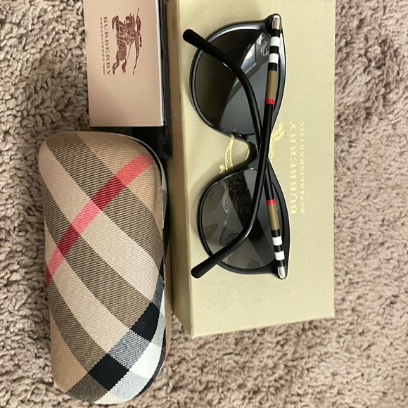 Burberry sunglasses - Picture 2 of 11